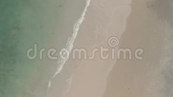 空中观景无人机拍摄泰国岛海滩上的绿松石蓝色波浪撞击金沙苏梅特省视频的预览图