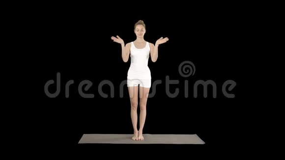 年轻的瑜伽冥想站立阿尔法频道视频的预览图