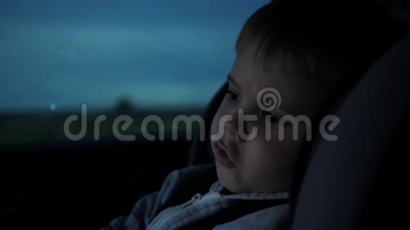 这孩子在汽车里行驶晚上夜路视频的预览图