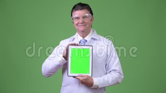 高级英俊男子医生戴有数码平板电脑的防护眼镜视频的预览图