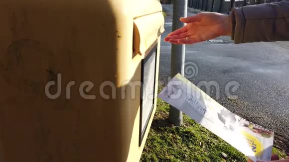 德国摩尔人2019年1月18日女士将一封信扔进德国邮政总局标准的黄色信箱视频的预览图