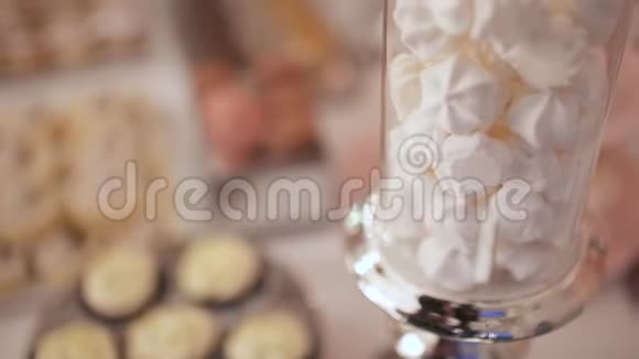 可爱的糖果棒和各种蛋糕和糖果结婚糖果棒视频的预览图