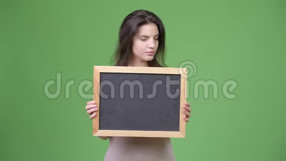 年轻漂亮的女人拿着黑板不点头视频的预览图