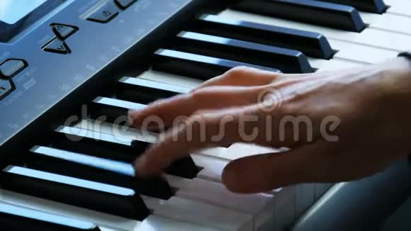 女手弹钢琴一个女人用手指触摸钥匙视频的预览图