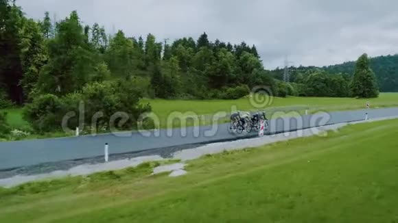 骑自行车的队伍在美丽的风景中骑行视频的预览图