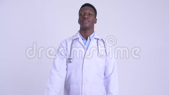 年轻快乐的非洲男医生竖起大拇指视频的预览图