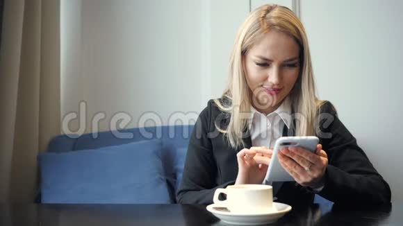 成功的女商人使用智能手机视频的预览图