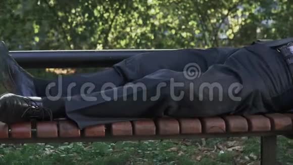 醉汉在公园的长椅上睡觉视频的预览图