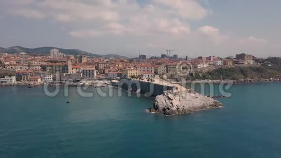 鸟瞰皮奥比诺海岸飞越码头意大利马雷玛托斯卡纳视频的预览图