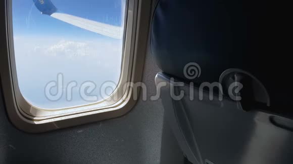 通过飞机窗口飞机座位低海岸航空公司运输的云景视频的预览图