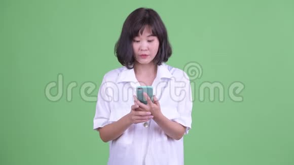 快乐的亚洲女商人用电话得到好消息视频的预览图