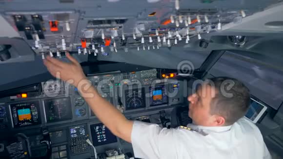 飞行员在飞行前在驾驶舱上侧切换按钮视频的预览图