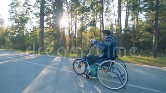一个人坐轮椅慢动作视频的预览图