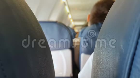飞机蓝色座椅飞行不舒服公司成本低经济舱视频的预览图