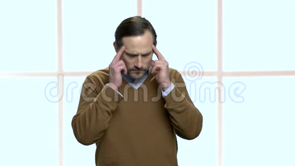 成熟的男性员工头痛视频的预览图