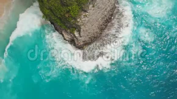 白色蓝色的波浪拍打在Kelingking海滩附近的NusaPenida岛的岩石上视频的预览图