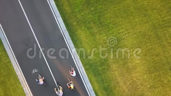 四个骑自行车的人在路上俯视视频的预览图