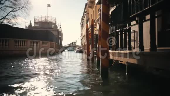 威尼斯小峡谷和阳光明媚的小镇视频的预览图