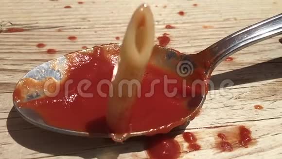 在缓慢运动中看到的番茄酱汤匙上掉落的意大利面视频的预览图