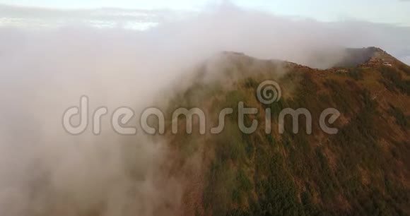 飞往巴图尔火山的顶端许多游客穿过云层巴厘岛视频的预览图