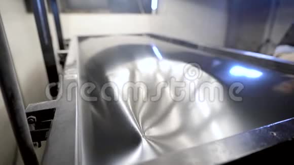 工厂真空热成型机热真空成型工艺从塑料中获得体积部件视频的预览图