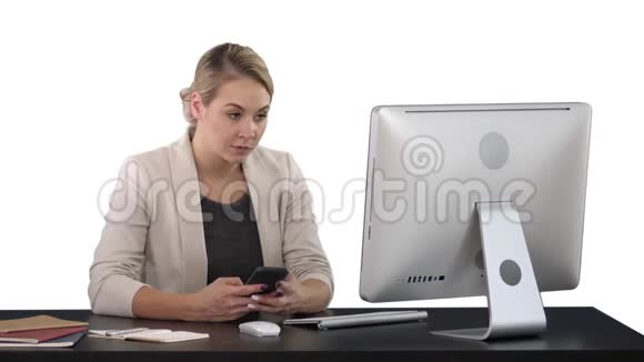 妇女在办公桌上使用手机白色背景视频的预览图