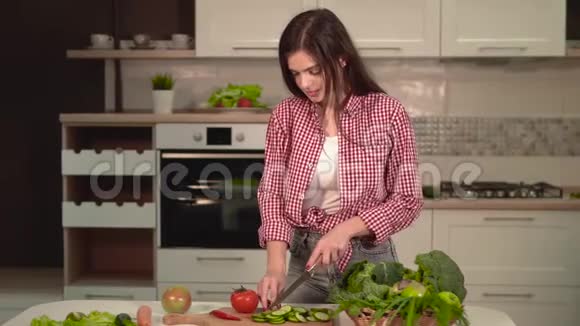 女人切片黄瓜视频的预览图