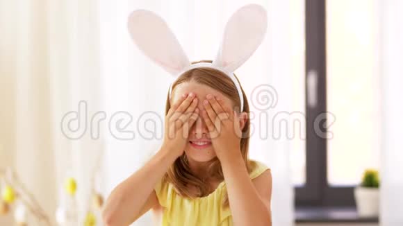 女孩在复活节兔子耳朵里玩偷窥游戏视频的预览图