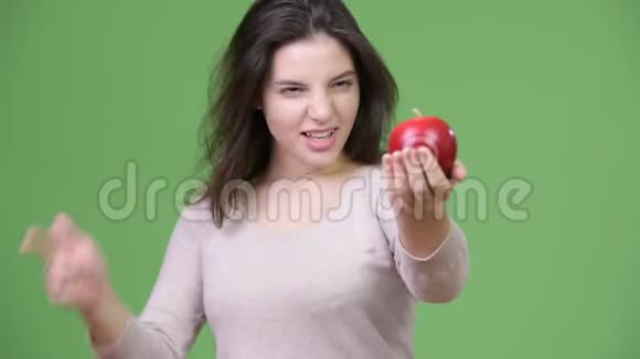年轻的美女拿着苹果竖起大拇指视频的预览图