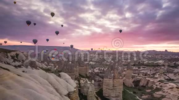 卡普多西亚日出时热气球起飞视频的预览图