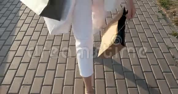 手中购物袋的底部视图美丽的年轻的女人穿过城市购物在那里购物视频的预览图