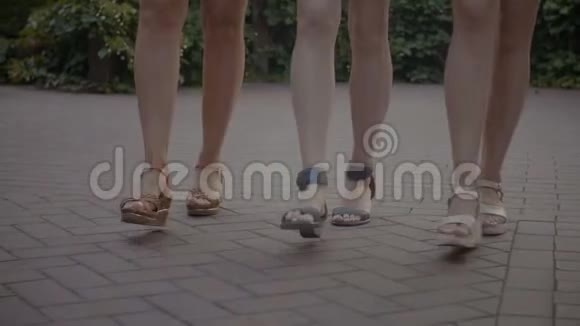 优雅的女性腿踩在街上视频的预览图
