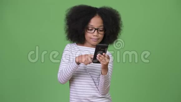 年轻可爱的非洲女孩有非洲头发用电话头痛视频的预览图