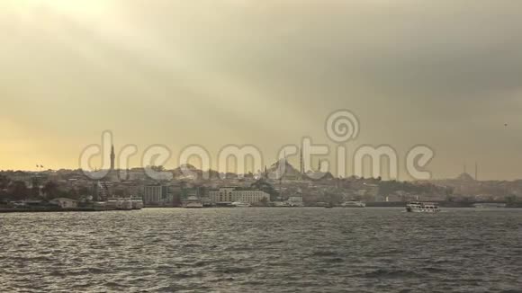 全景从船在博斯普鲁斯海峡到城市景观与苏莱曼尼耶清真寺在夕阳下慢慢视频的预览图