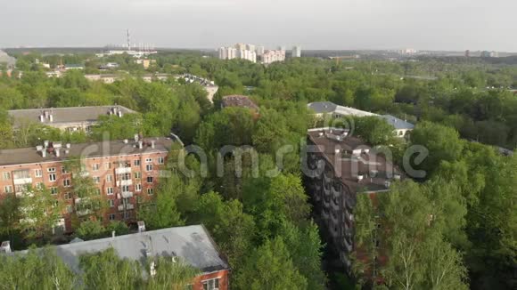 俄罗斯莫斯科旧砖建社区的运动视频的预览图