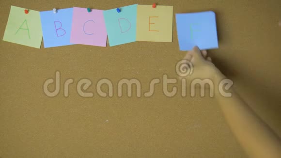 字母表从A到Z手在针板上捏粘的纸条有趣的动画视频的预览图
