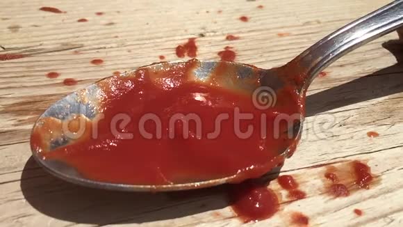 在缓慢运动中看到的番茄酱汤匙上掉落的意大利面视频的预览图