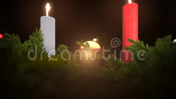 深色背景下的动画特写绿色树枝和圣诞蜡烛视频的预览图