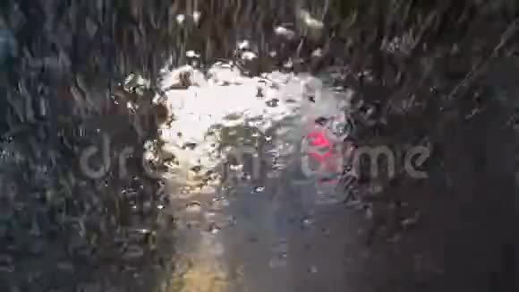 玻璃表面的气泡水洗车服务运输清洁视频的预览图