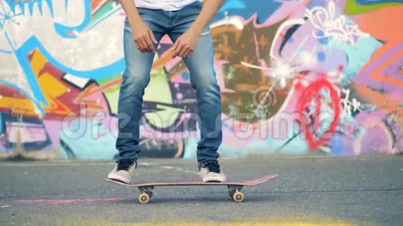 人用滑板做特技动作慢视频的预览图