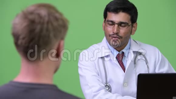 年轻的波斯医生咨询年轻的病人视频的预览图