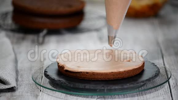 糖果师用焦糖花生做巧克力蛋糕一步步组装巧克力蛋糕视频的预览图