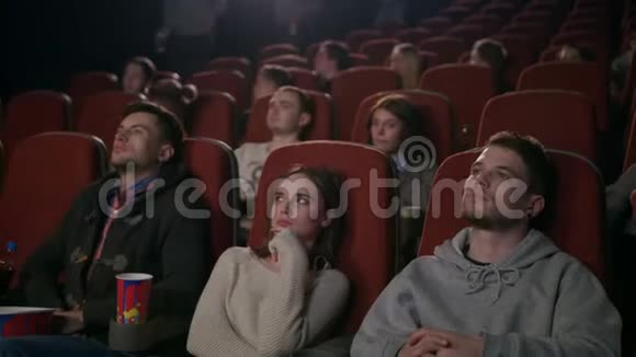 一群吵吵闹闹的家伙来看电影很晚有人来开会视频的预览图