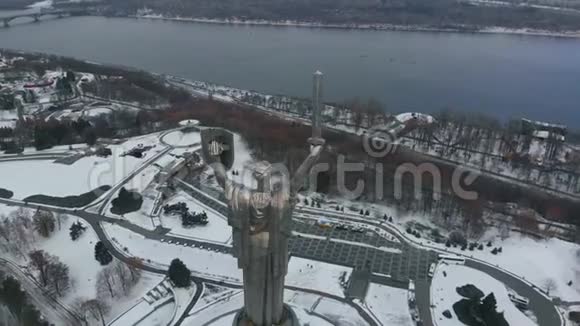 冬季基辅的祖国母亲纪念碑视频的预览图