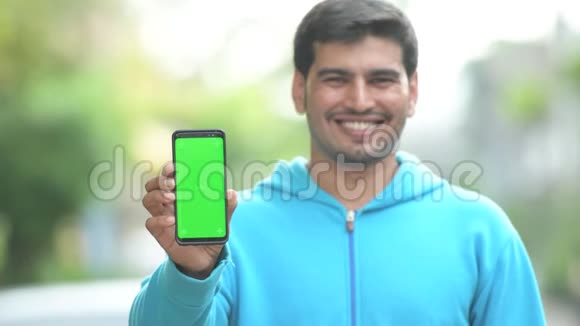 年轻快乐的波斯人在户外打电话视频的预览图