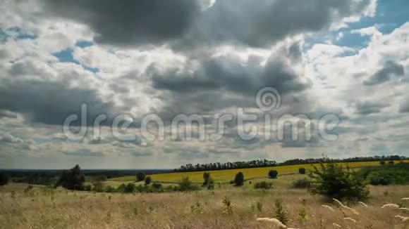 景观戏剧性的田野和移动的风暴云在蓝天时光流逝令人惊叹的乡村山谷乌克兰视频的预览图