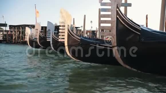 飘浮在港口的有风船意大利视频的预览图