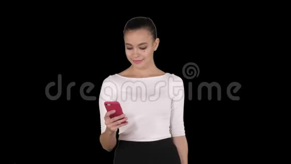 幸福的年轻女人带着智能手机拍着她的购物袋阿尔法频道视频的预览图