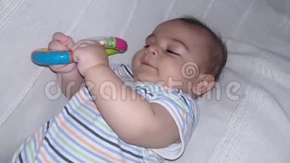 小男孩在玩玩具时玩玩具视频的预览图