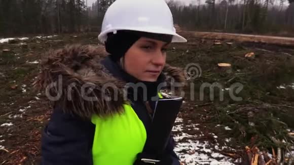雪天森林女林业雇员视频的预览图